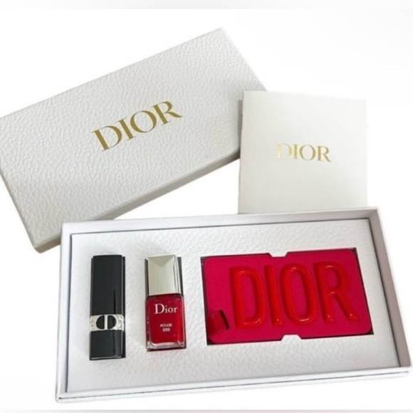 DIOR MAKEUP SET INCLUDING MIRRORED DIOR LUGGAGE TAGS NEW IN BOX - Picture 1 of 6